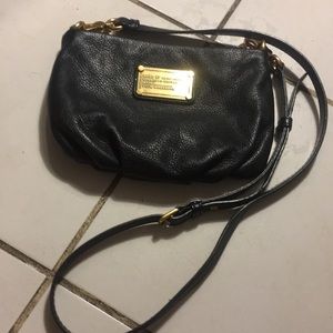 Black Marc Jacobs crossbody purse.
